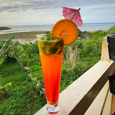 Ken'S Beachfront Cafe & Lodge, Bl2, Oceanfront And Free Canoe Rental Onna Bagian luar foto