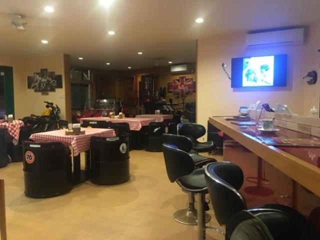 Ken'S Beachfront Cafe & Lodge, Bl2, Oceanfront And Free Canoe Rental Onna Bagian luar foto